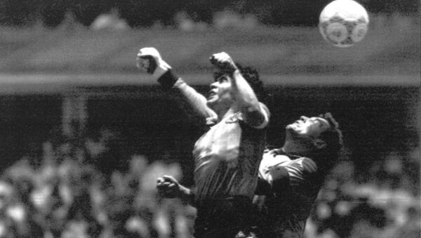 Diego Maradona marcando el primer gol del mítico partido Argentina-Inglaterra en 1986 - Sputnik Mundo
