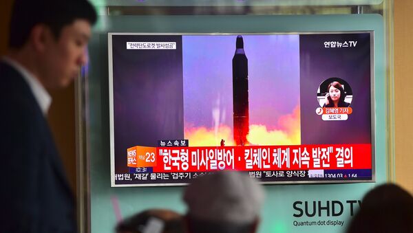 Una transmisión del lanzamiento de misil balístico norcoreano (archivo) - Sputnik Mundo
