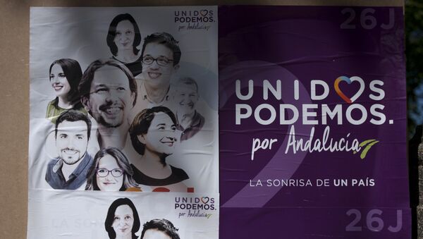 Cartel electoral de Unidos Podemos en Ronda, España - Sputnik Mundo