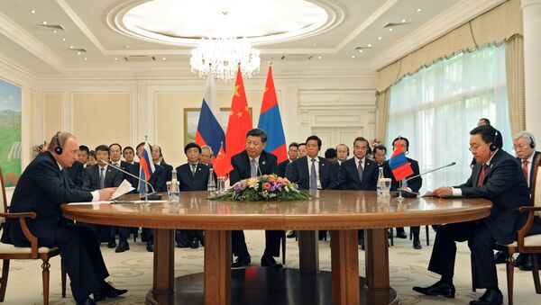 El presidente de Rusia Vladímir Putin, el presidente de China Xi Jinping y  el presidente de Mongolia Tsakhia Elbegdorj - Sputnik Mundo
