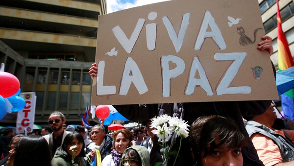 La gente celebra el acuerdo entre Colombia y FARC en Bogotá - Sputnik Mundo