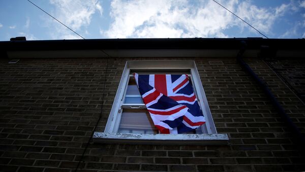 Una ventana con una bandera del Reino Unido en Londres - Sputnik Mundo