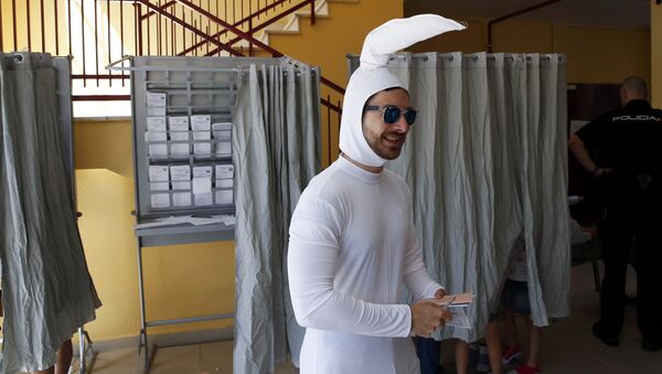 Un hombre disfrazado de espermatozoide se prepara para votar en las últimas elecciones generales de España (imagen referencial) - Sputnik Mundo
