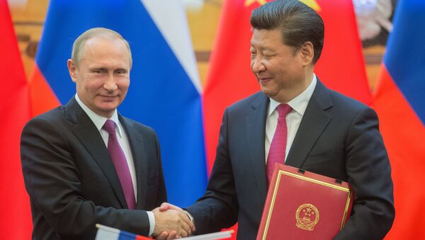 El presidente de Rusia con su homólogo chino, Xi jingping durante la firma de acuerdos en Pekín - Sputnik Mundo