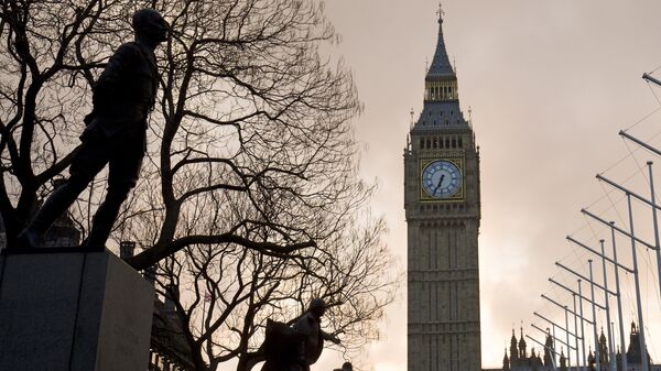 The sun rises behind The Elizabeth Tower, also known as 'Big Ben' on the day British Chancellor of the Exchequer George Osborne delivers his budget in London on March 16, 2016 - Sputnik Mundo