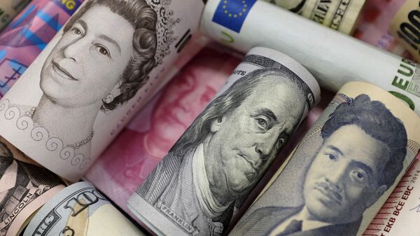 Billetes de euros, dólares hongkones y estadounidenses, libras y yuanes - Sputnik Mundo