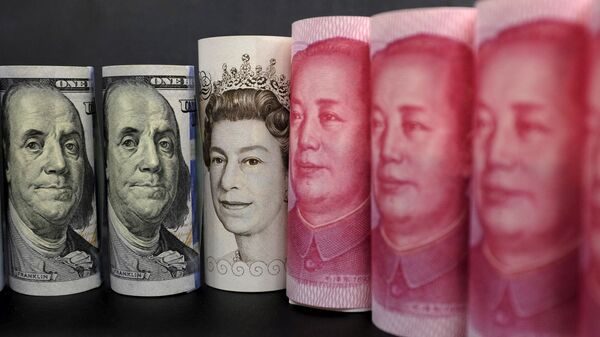 Billetes de dólares estadounidenses, libras y yuanes - Sputnik Mundo