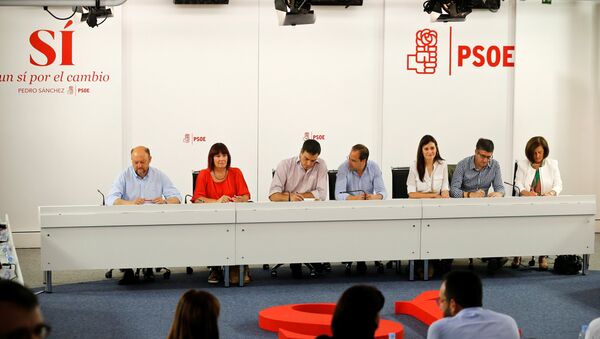 La reunión de miembros del PSOE en su sede en Madrid tras las elecciones generales - Sputnik Mundo