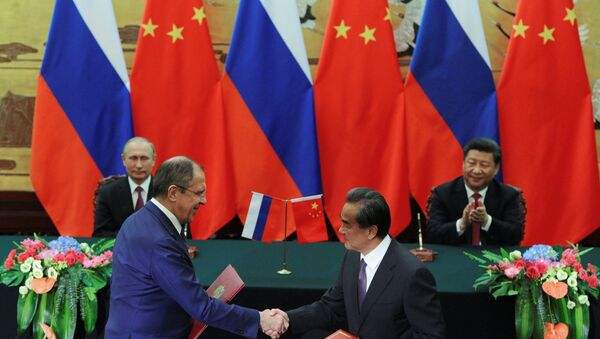 Presidente ruso, Vladímir Putin y presidente chino Xi Jiping, y los cancilleres de Rusia y China - Sputnik Mundo
