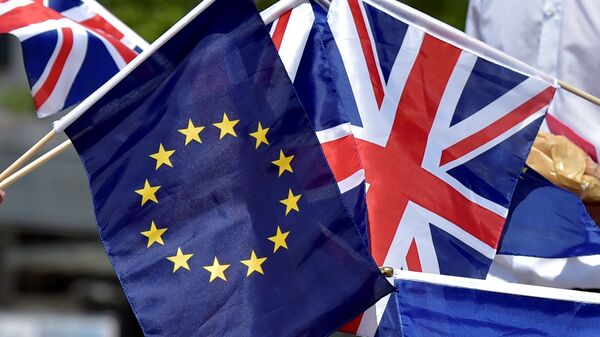 Las banderas de la UE y el Reino Unido - Sputnik Mundo