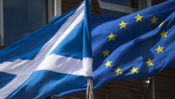 Las banderas de Escocia y de la Unión Europea - Sputnik Mundo