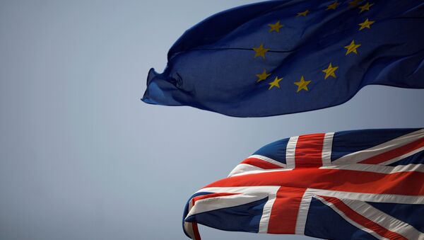 Banderas de la UE y del Reino Unido - Sputnik Mundo
