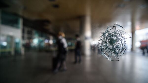 Impacto de una bala en el aeropuerto Ataturk - Sputnik Mundo