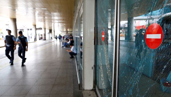 Policías en el aeropuerto Ataturk tras el atentado - Sputnik Mundo