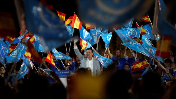 Mariano Rajoy, actual presidente en funciones y líder del Partido Popular,  y los partidarios del PP - Sputnik Mundo