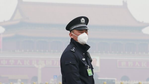 Policía chino con una máscara respiratoria - Sputnik Mundo