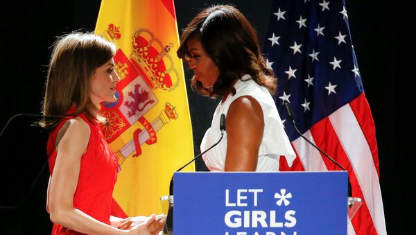 Michelle Obama, primera dama estadounidense, y Letizia, Reina de España durante la presentación de la iniciativa 'Lets Girls Learn' - Sputnik Mundo