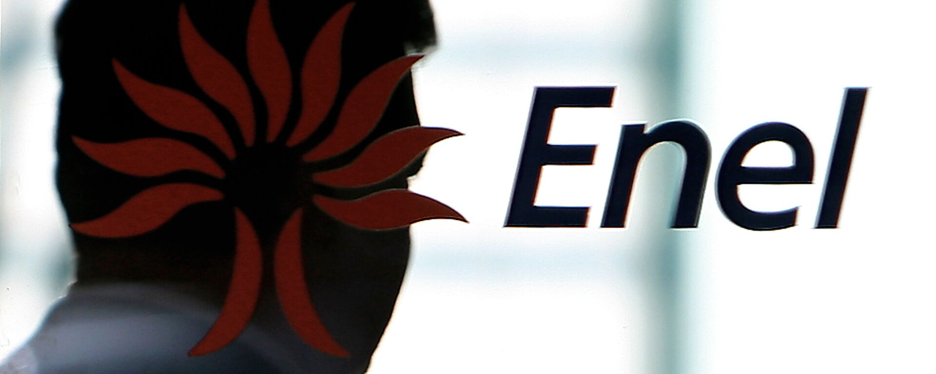 A man passes by Enel's logo at the Italian energy company's headquarters downtown Rome, 01 March 2007 - Sputnik Mundo, 1920, 16.06.2022