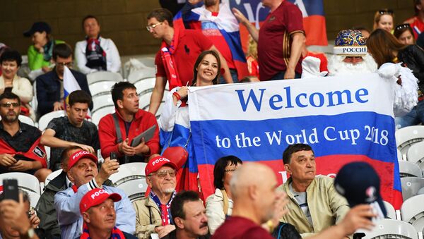 Hinchas con la bandera de Rusia y la inscripción: Bienvenidos al Mundial de Fútbol 2018 - Sputnik Mundo