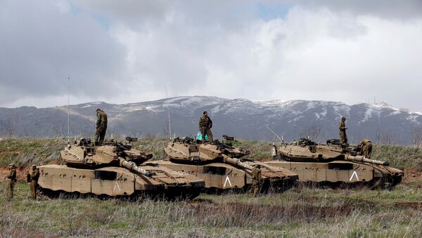 Israeli soldiers stand atop tanks in the Golan Heights near Israel's border with Syria - Sputnik Mundo
