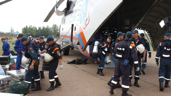 Equipos de socorro en el lugar del accidente de Il-76 - Sputnik Mundo