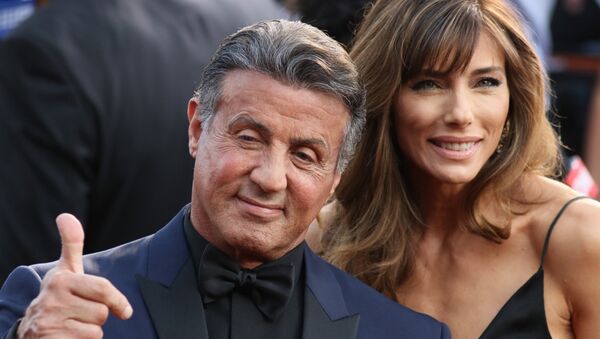 El actor, Sylvester Stallone, y su esposa, Jennifer Flavin, en la alfombra roja de la 88ª edición de los premios Óscar. Hollywood, California, 28 de febrero de 2016. - Sputnik Mundo