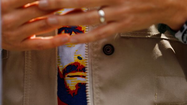 La camisa con el retrato del opositor venezolano Leopoldo López - Sputnik Mundo