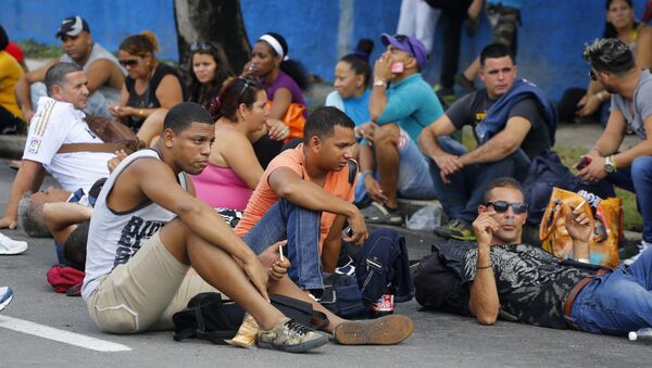 Los cubanos cerca de la embajada de Ecuador en La Habana - Sputnik Mundo