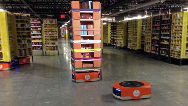 Un robot trabajando en los almacenes de Amazon - Sputnik Mundo