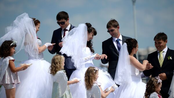 Más de 1.000 parejas moscovitas contraerán matrimonio en el Día de la Familia - Sputnik Mundo