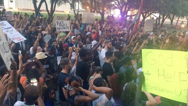 Protesta en Dallas provocada por dos homicidios controvertidos de los afroamericanos por la policía - Sputnik Mundo