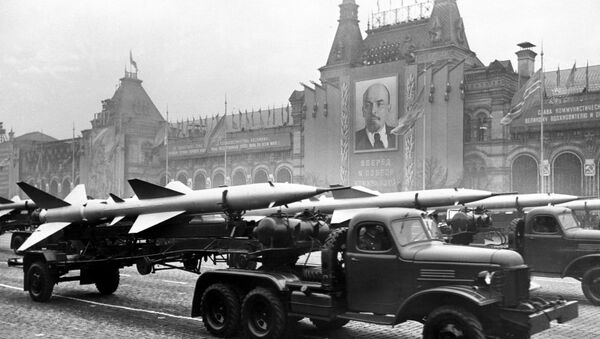 La técnica soviética militar en la Plaza Roja - Sputnik Mundo