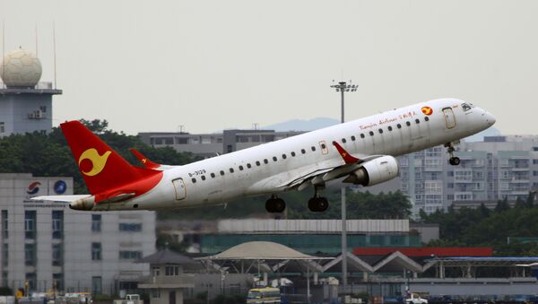 El avión de la aerolínea china Tianjin Airlines - Sputnik Mundo