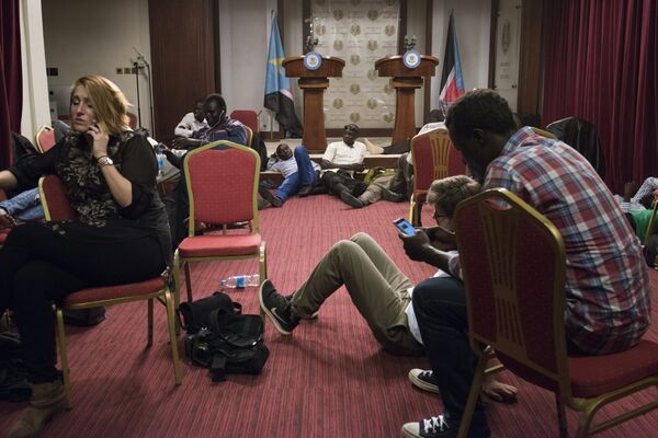 Periodistas en la sala de conferencias durante los enfentamientos al lado del palacio presidencial en Yuba, Sudán del Sur Periodistas en la sala de conferencias durante los enfentamientos al lado del palacio presidencial en Yuba, Sudán del Sur - Sputnik Mundo