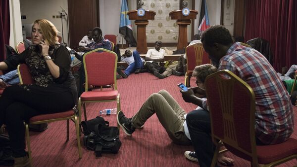 Periodistas en la sala de conferencias durante los enfentamientos al lado del palacio presidencial en Yuba, Sudán del Sur - Sputnik Mundo