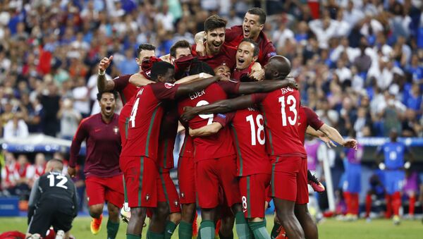Selección de fútbol de Portugal celebra su victoria en la Eurocopa 2016 - Sputnik Mundo