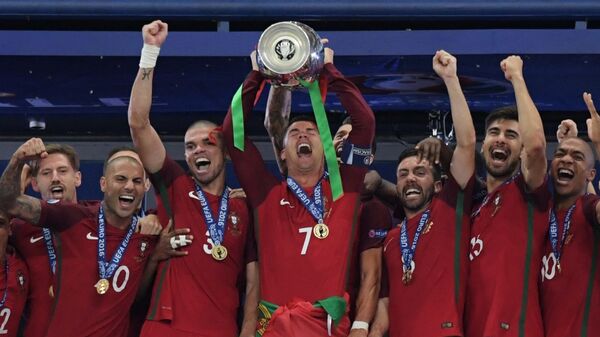Los jugadores de la selección levantan la Copa de Europa 2016 tras imponerse a Francia - Sputnik Mundo