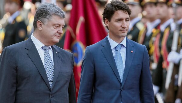El presidente de Ucrania, Petró Poroshenko,  con el primer ministro de Canadá, Justin Trudeau, durante su visita a Kiev - Sputnik Mundo