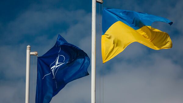 National flag of Ukraine and the NATO flag - Sputnik Mundo