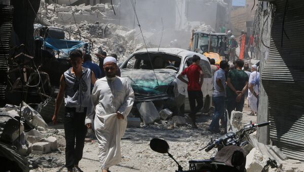 People inspect the damage at a site hit by a barrel bomb in the rebel held area of Old Aleppo - Sputnik Mundo