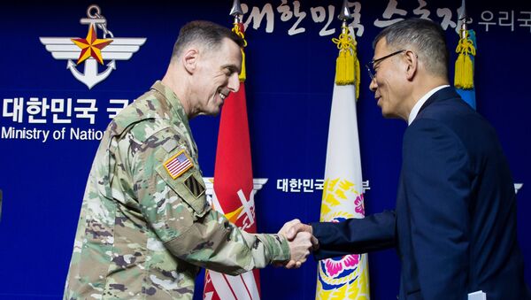 Thomas Vandal, comandante del Octavo Ejército de las fuerzas estadounidenses en Corea del Sur, y Yoo Jeh-seung, ministro surcoreano de Defensa, se aprietan las manos tras la conferencia sobre la instalación de los sistemas antimisiles THAAD en Corea del Sur - Sputnik Mundo