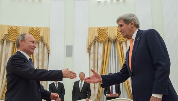 El presidente de Rusia, Vladímir Putin, y el secretario de Estado de EEUU, John Kerry - Sputnik Mundo