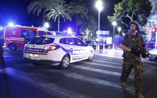 Policía y soldados franceses en el lugar donde un camión atropelló a una multitud en Niza - Sputnik Mundo
