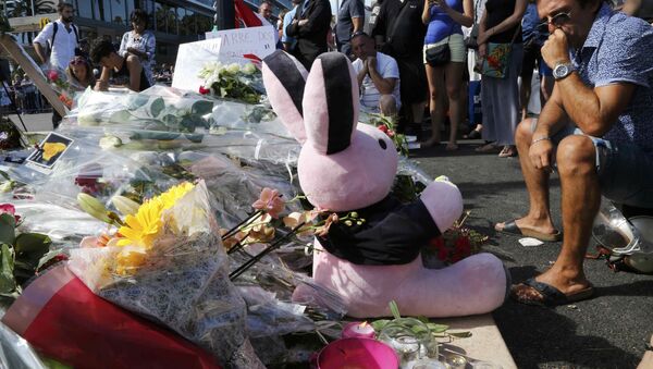 Flores y un peluche en homenaje a las víctimas del atentado en Niza - Sputnik Mundo