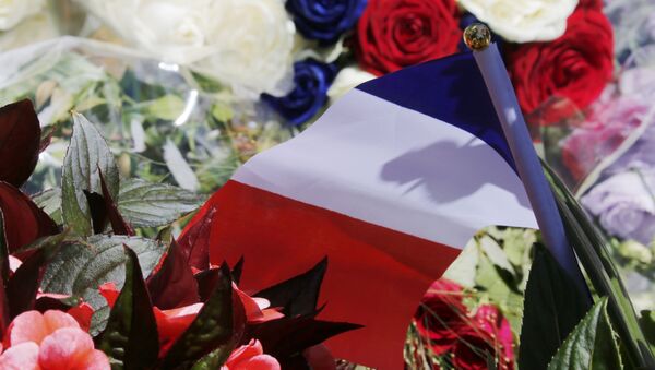 Flores en homenaje a las víctimas del atentado en Niza - Sputnik Mundo