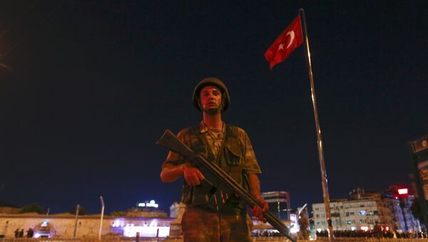 Soldado turco en la plaza de Taksim en Estambul - Sputnik Mundo