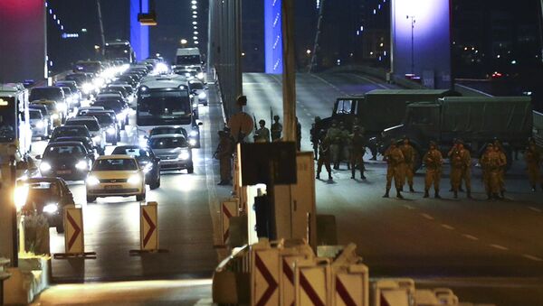 Los militares cerraron puentes sobre el Bósforo en Estambul - Sputnik Mundo
