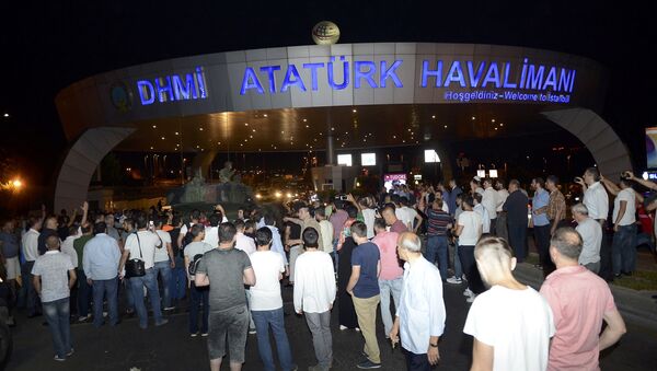 Los turcos obstaculizan el paso de los tanques en el aeropuerto internacional Ataturk en Estambul - Sputnik Mundo