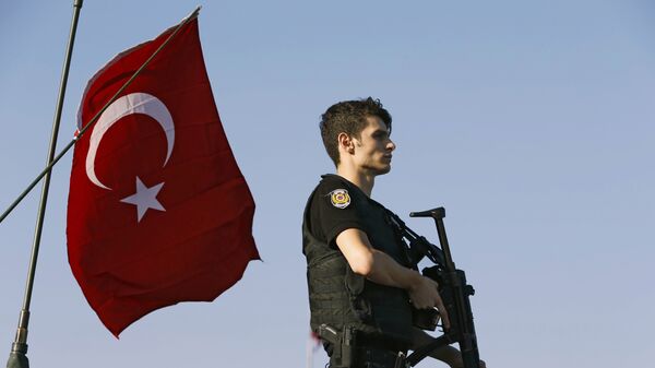 Un policía turco vigila a los golpistas mientras ellos se entregan a las autoridades en el puente del Bósforo - Sputnik Mundo