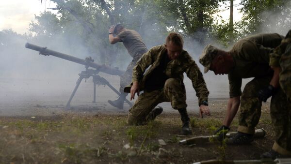 Militares ucranianos usando lanzagranadas SPG-9 durante combates con autodefenzas en Avdeevka, Ucrania, 18 de junio de 2015 - Sputnik Mundo